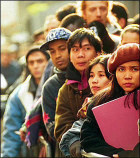 IMMIGRAZIONE: QUANDO LA BUROCRAZIA CREA IL CLANDESTINO