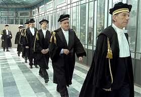 LODO BERNARDO: I PANNI SPORCHI NON SI LAVANO E BASTA