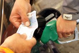 Benzina, lo strano caso italiano