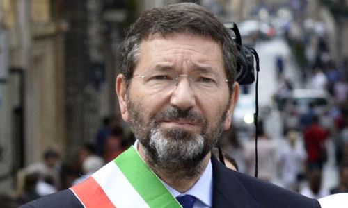 Marino, una parodia al Campidoglio