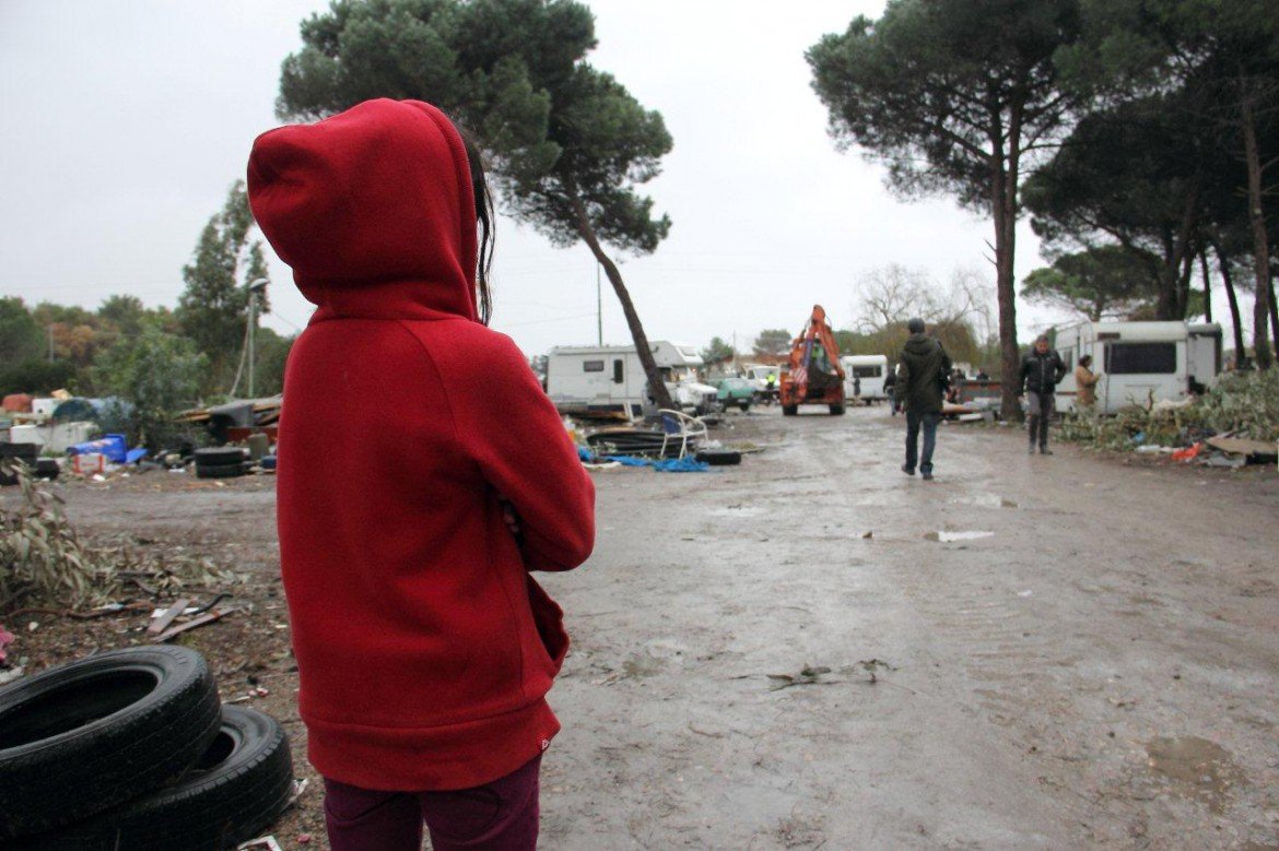 Rom, scuola e cartelle vuote