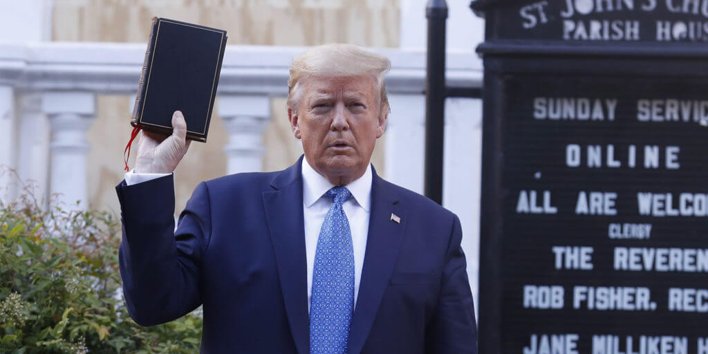 Trump: l’esercito e la Bibbia