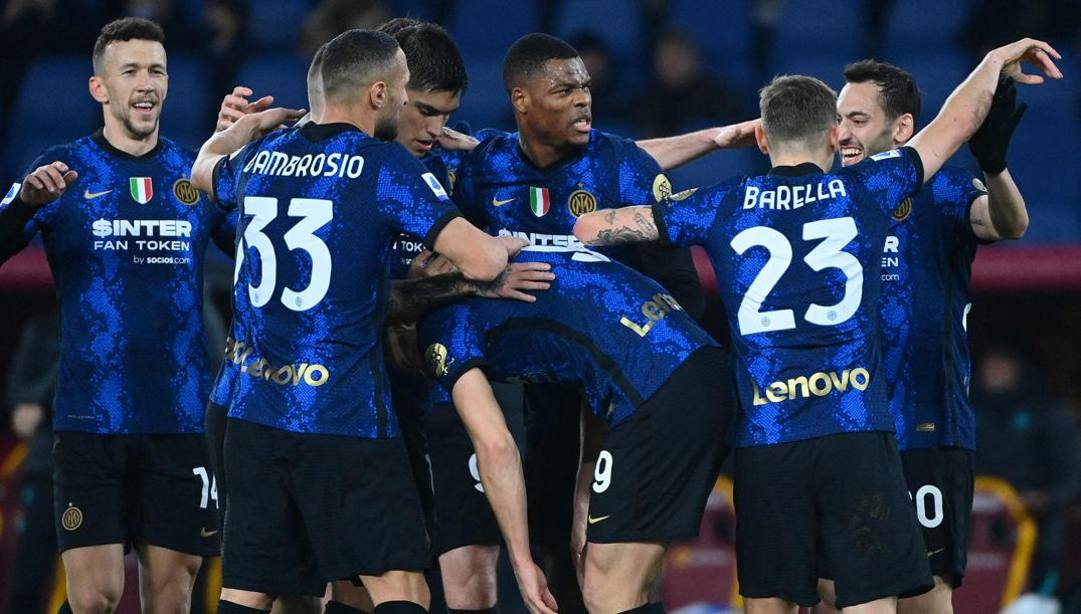 Milano in testa, Napoli cade