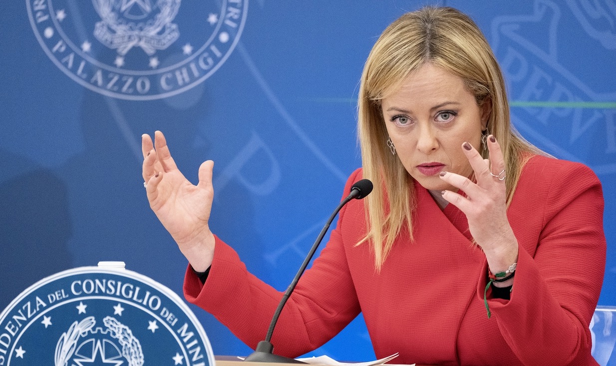 Il governo getta la maschera