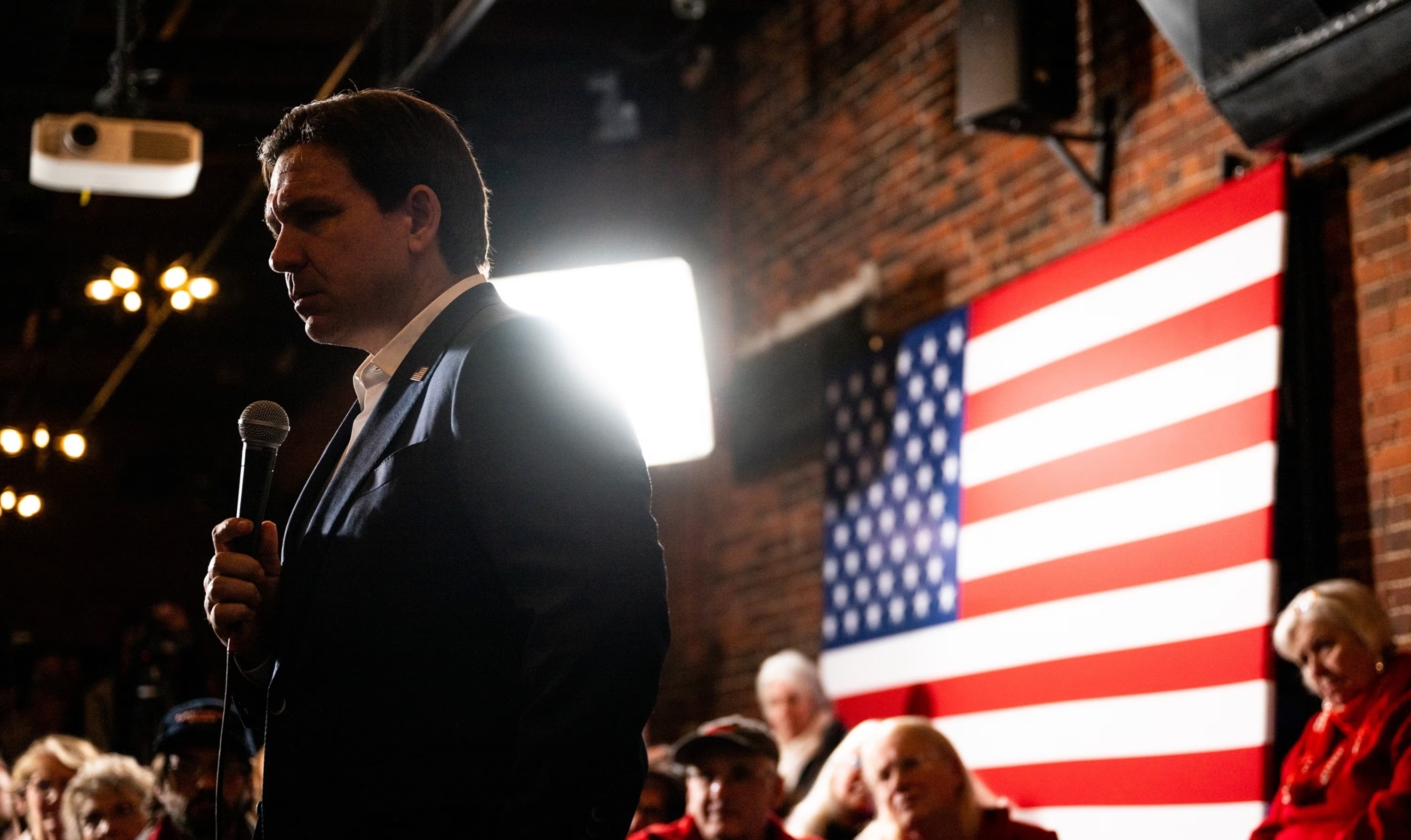 DeSantis, regalo a Trump