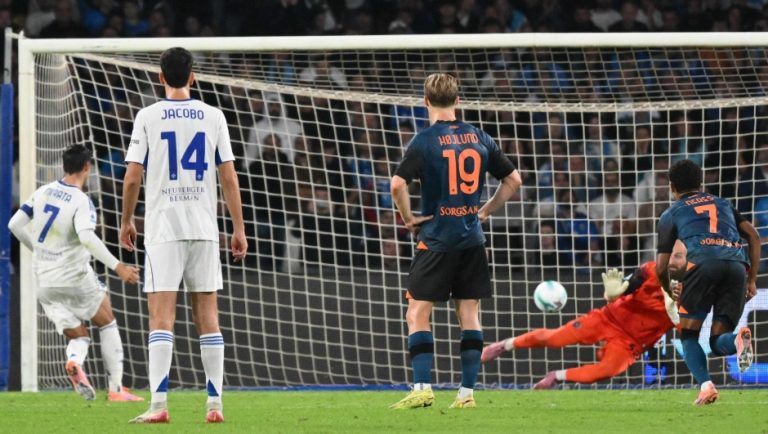 Il Napoli stecca ma torna primo