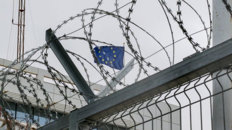 Migranti, l’Europa alza il muro